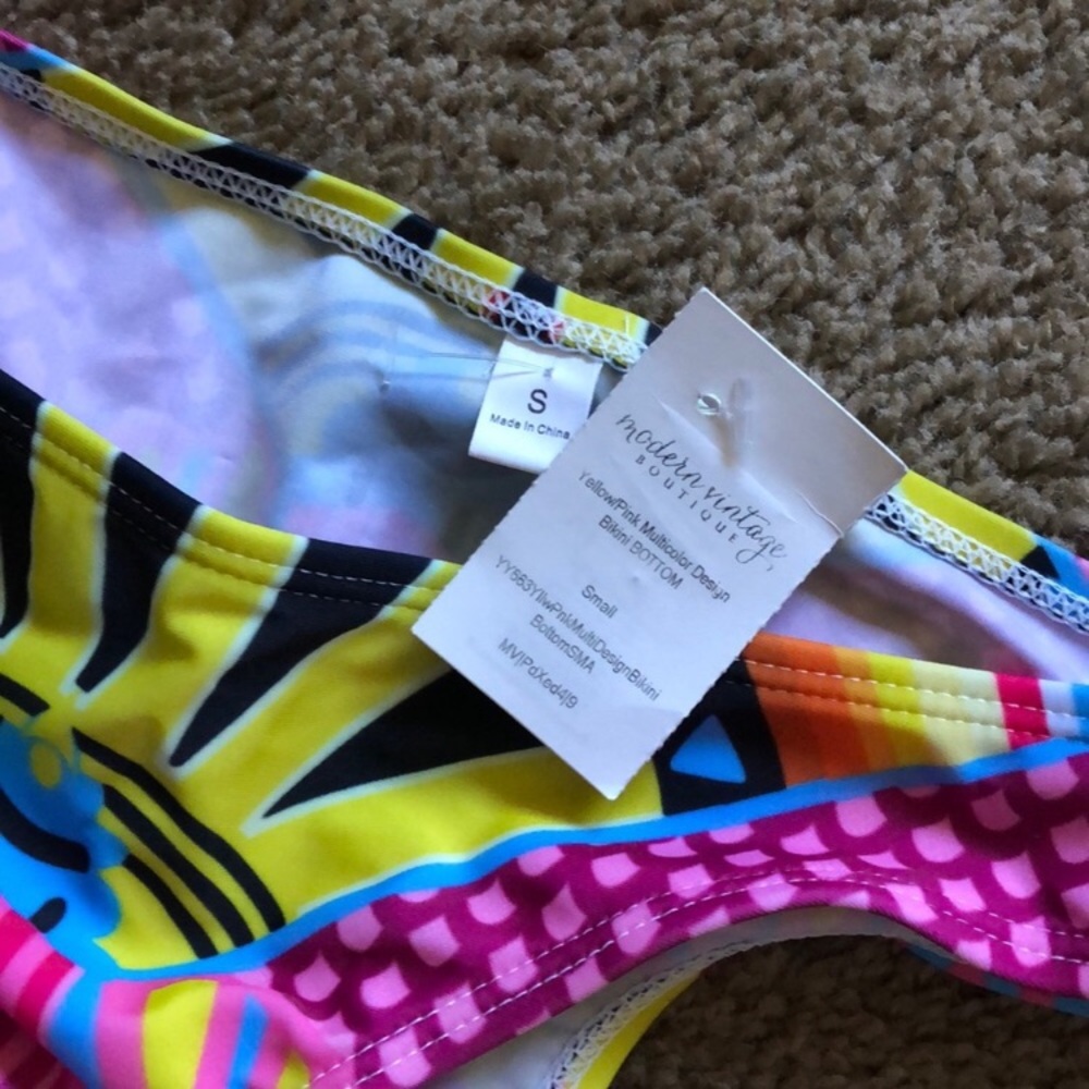 Bikini - Picture 3 of 3